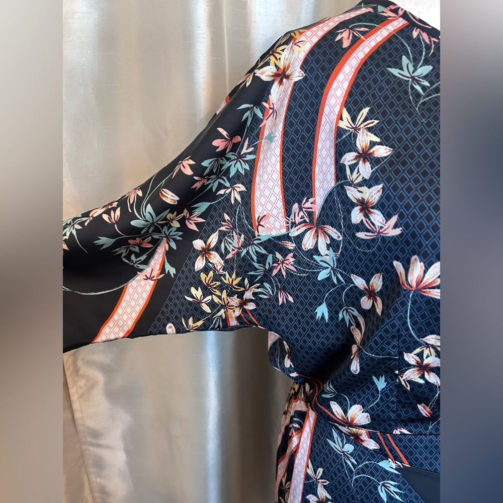 Maggy London Faux Wrap Dress Size 6 - Navy Flame Print Keyhole Detail - Picture 4 of 11